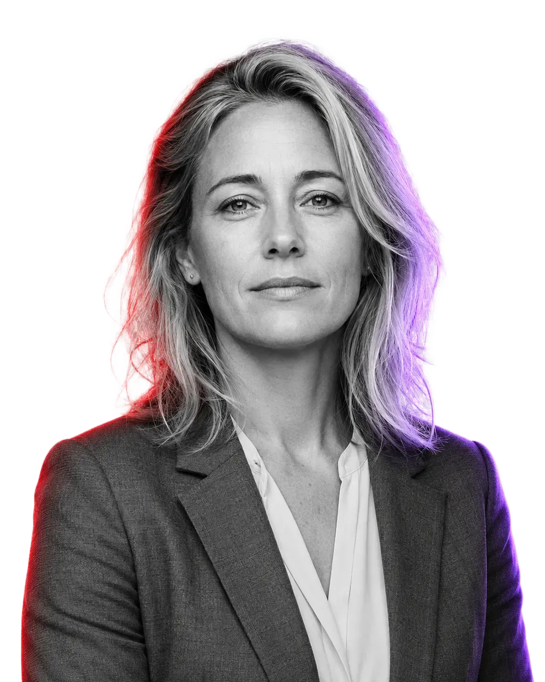 Porträt einer Frau mit langen blonden Haaren im grauen Blazer